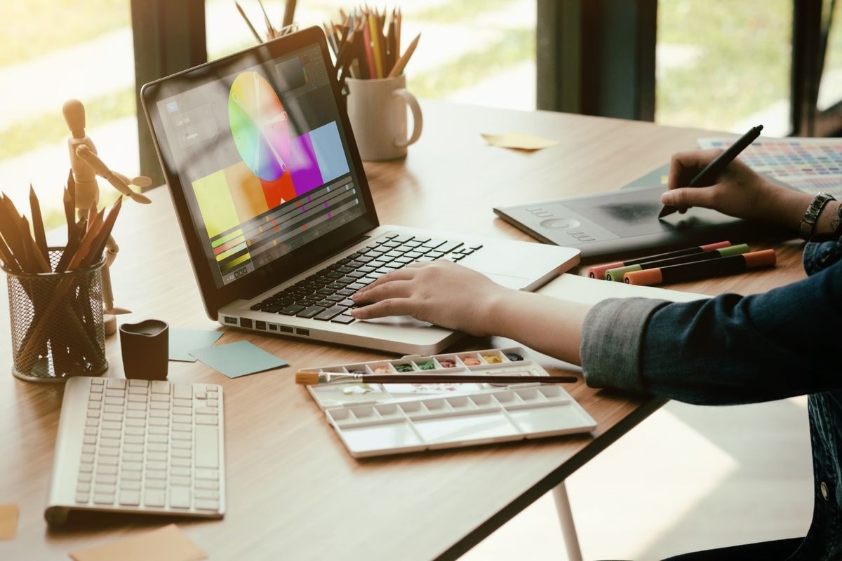 Studenti che collaborano a progetti di design